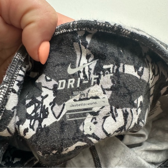 Nike Dri Fit Black and Gray Patterned Leggings - Picture 3 of 4